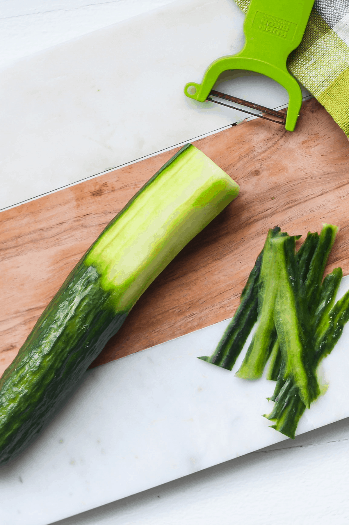 Premium Photo  Peeling fresh green zucchini with peeler. process of  cleaning raw squash with a vegetable peeler.